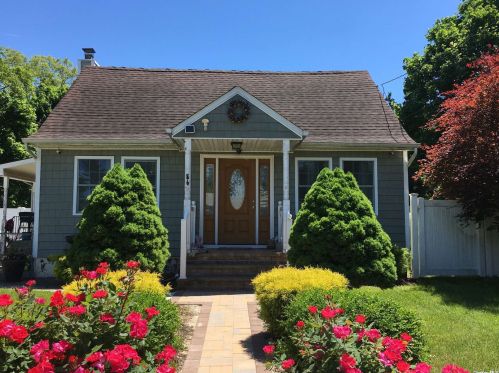 86 Glenmore Ave, Central Islip, NY 11722-1913
