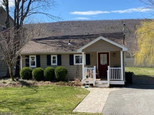 31 Pinecliff Lake Dr, West Milford NJ  07480-1324 exterior