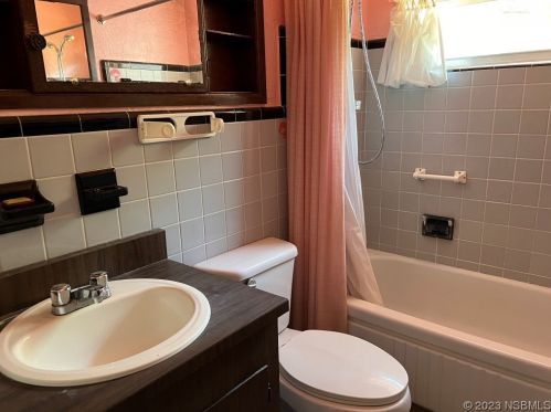 907 Derbyshire Rd, Daytona Beach FL 32117-3802 exterior