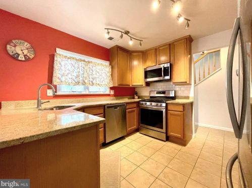 1464 Roundleaf Ct, Herndon, VA 20190-4054