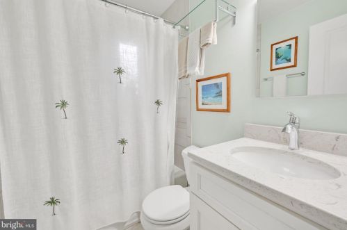 6917 Kingwood Dr, Falls Church VA  22042-3809 exterior