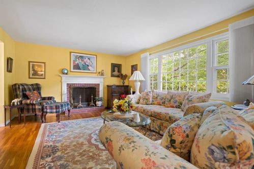 2 Butternut Dr, Bloomfield, CT 06002-1610