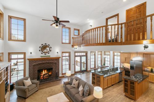 7048 Ridgeview Ct, Thiensville, WI 53092-1046