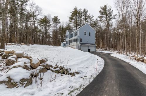 6 Smith Pond Rd, Raymond, NH 03077-1329