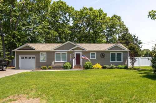 37 Dietz Ave, Lake Grove, NY 11755-1911
