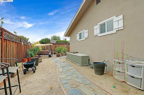 1220 Hillcrest Ave, Livermore CA  94550-4923 exterior