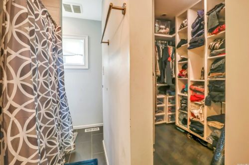 312 37th St, North Lindenhurst NY  11757-2607 exterior