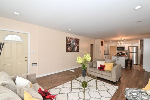 4902 Hoyt Pl, Milwaukee WI  53216-2331 exterior