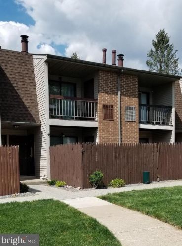 12 Lancaster Est, Mount Joy, PA 17552-1701