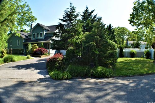 30 Montauk Pl, Oakdale, NY 11769-1118