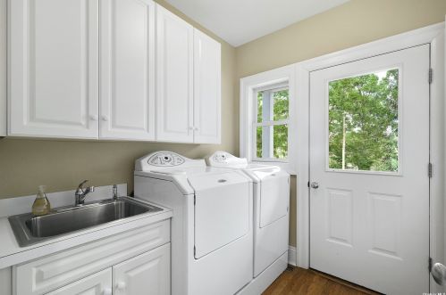 16 Bittersweet Ln, Pine Neck NY  11963-1422 exterior
