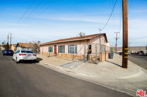 206 6th Ave, Barstow, CA 92311-2343