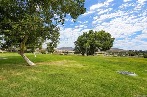 27060 Crossglade Ave, Santa Clarita CA  91351-4106 exterior
