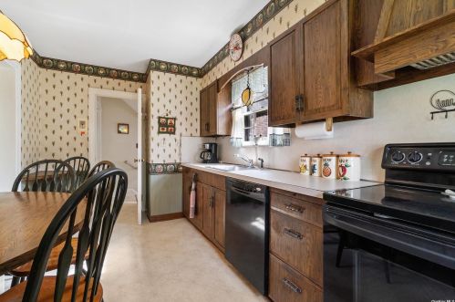 37 Mayfair Ave, Floral Park NY  11001-2546 exterior