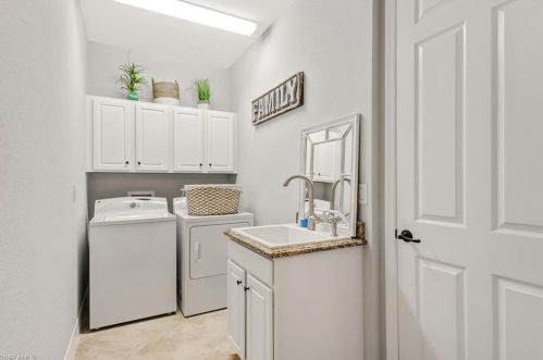 2982 Aviamar Cir, Naples FL  34114-9564 exterior