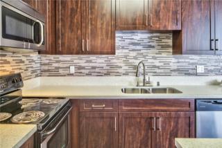 11850 Riverside Dr, North Hollywood CA  91607-4063 exterior