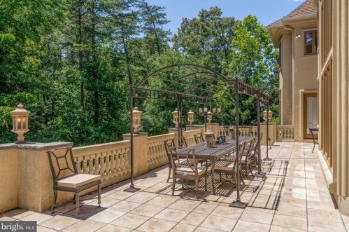 608 Kentland Dr, Great Falls VA  22066-1030 exterior