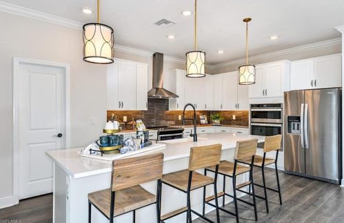 2054 Grove Dr, Naples, FL 34120-7574