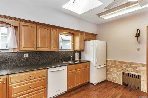 39 Beverly Ave, Floral Park NY  11001-3253 exterior