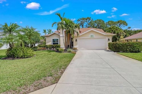 137 Palmetto Dunes Cir, Naples, FL 34113-7558