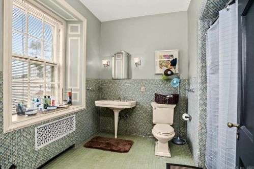 124 Old Battery Rd, Bridgeport CT  06605-3616 exterior