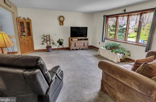 5805 Hillsborough Ct, Harrisburg PA  17111-4736 exterior