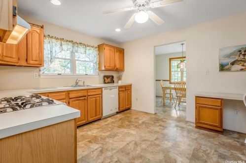 14 Oakledge Dr, Elwood NY  11731-3718 exterior