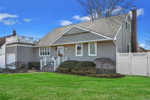 596 Center Briarwood Ave, West Islip, NY 11795-4004