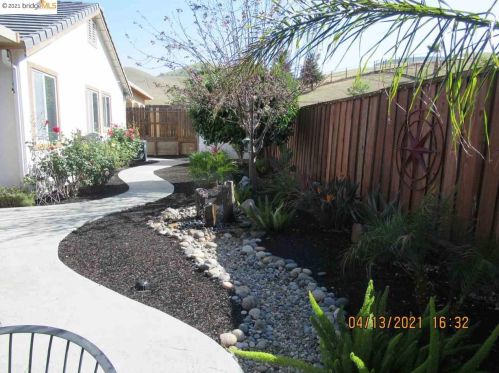 1886 Ventura Dr, West Pittsburg CA  94565-6476 exterior