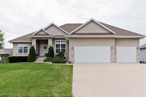 360 Landau St, Robins, IA 52328-9681