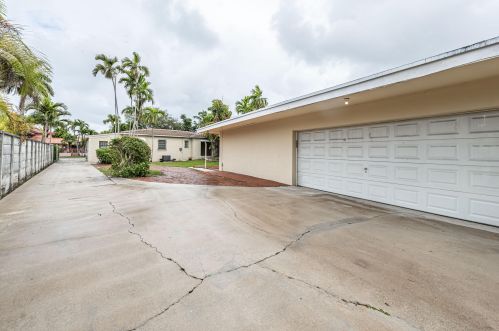 60 Olive Dr, Hialeah FL  33010-5212 exterior