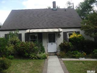 11 Arbor Ln, Westbury, NY 11590-2501