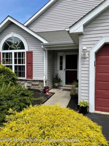 102 Skyline Dr, Lakewood, NJ 08701-5751