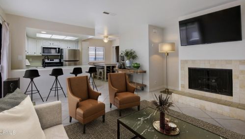 553 E St, Oxnard, CA 93030-6983