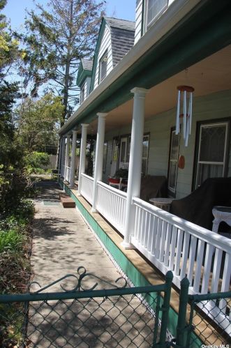 493 Middle Rd, Bay Port NY  11705-1907 exterior
