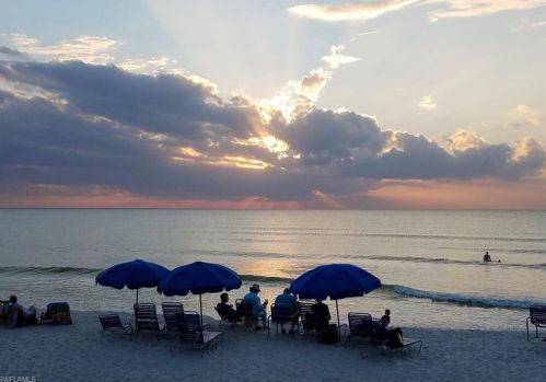 6075 Pelican Bay Blvd, Naples FL 34108-8169 exterior