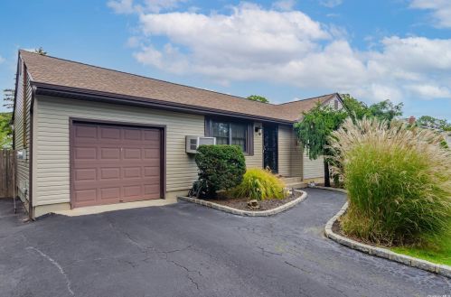 11 Elm St, South Setauket, NY 11720-1705
