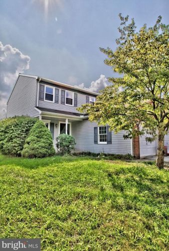 81 Red Stone Cir, Swartzville, PA 17569-9494