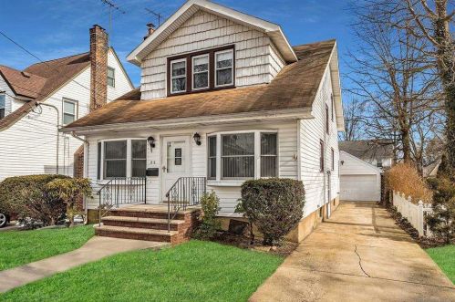 71 Geranium Ave, Floral Park, NY 11001-3034