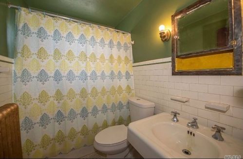 83 Thompson Ave, Babylon NY  11702-3404 exterior