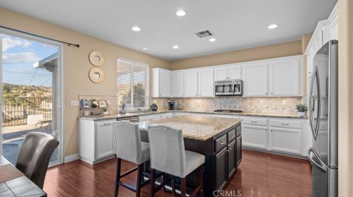 28341 Brookview Ter, Santa Clarita CA  91350-4446 exterior