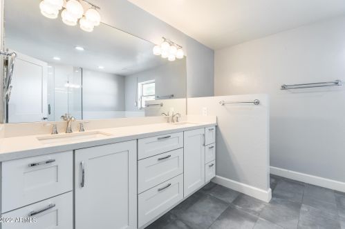 5501 Camelback Rd, Phoenix AZ 85033-1642 exterior