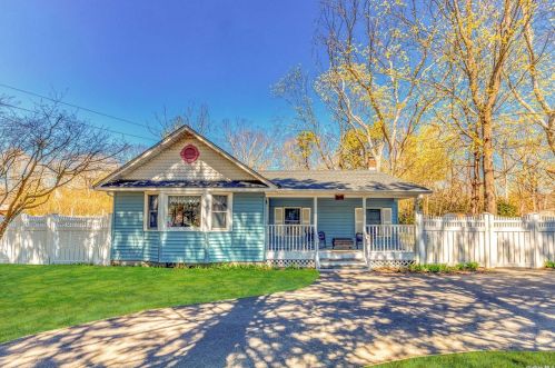 15 Magnolia St, South Setauket, NY 11720-1712