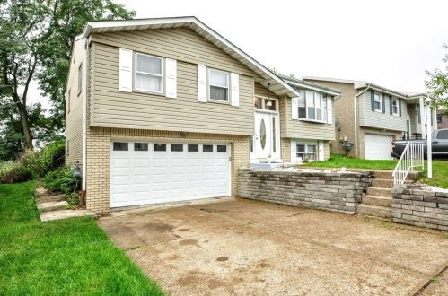 1506 Amelia Ave, Library, PA 15129-9632
