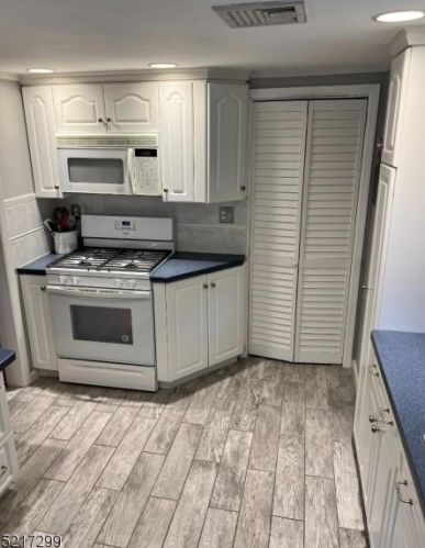 16 Haines Dr, Bloomfield NJ  07003-2906 exterior