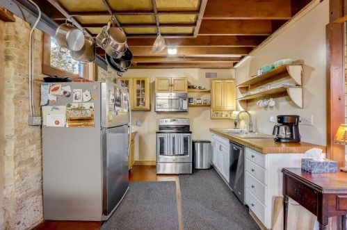 314 Lincoln Ave, Milwaukee, WI 53207-1569