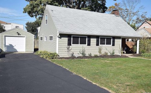 111 Scudder Ave, Copiague, NY 11726-3332