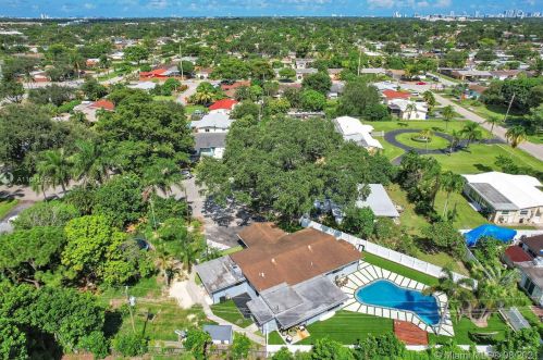 1961 56th Way, Hollywood FL  33021-3813 exterior