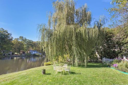215 Haviland Ln, Stamford, CT 06903-3301