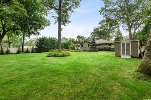 96 Vanderbilt Blvd, Oakdale NY  11769-2033 exterior